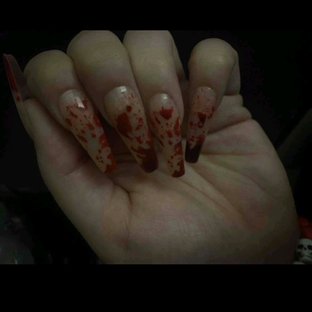 Blood splashed nails - Picture 6 of 6